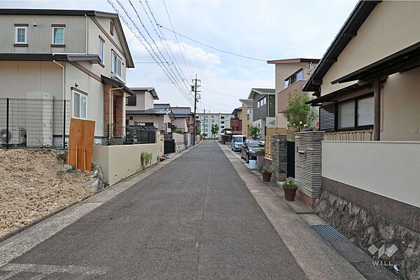 物件の西側前面道路（北側から）［2026年6月22日撮影］