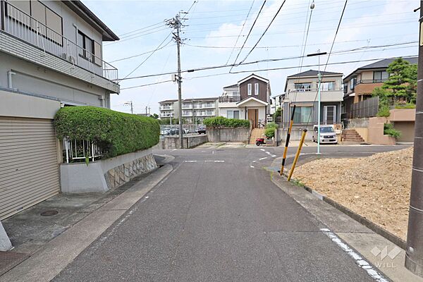 物件の西側前面道路（南側から）［2026年6月22日撮影］