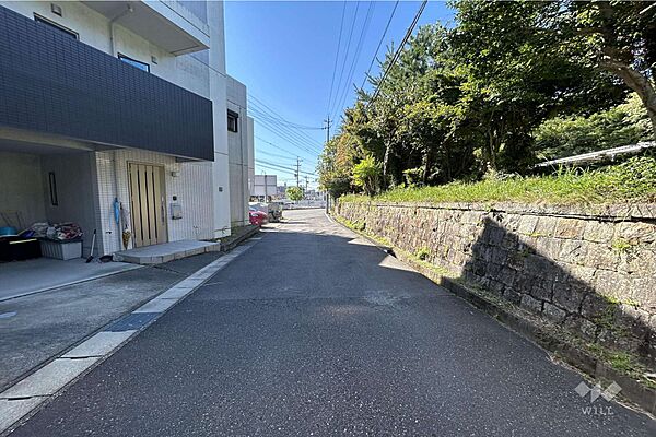 物件の北側前面道路（東側から）［2024年10月13日撮影］