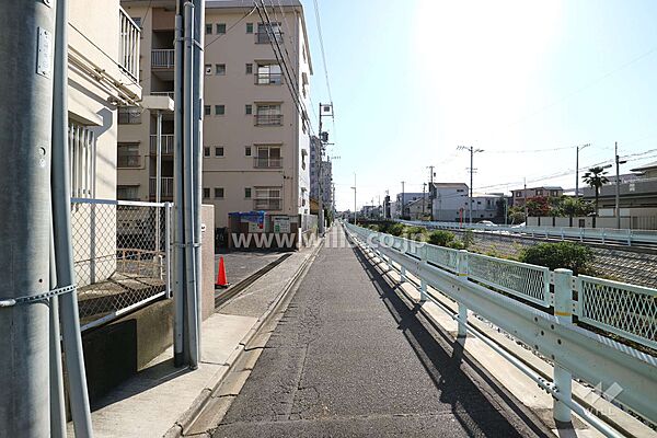 敷地西側の前面道路