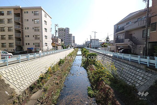 敷地の西側を山崎川が流れています。