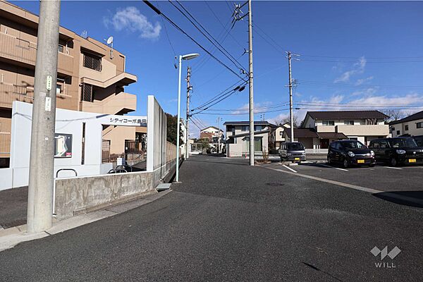 敷地北東側の前面道路（南東側から）