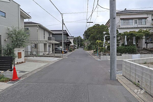 物件の南側前面道路（西側から）［2025年10月24日撮影］