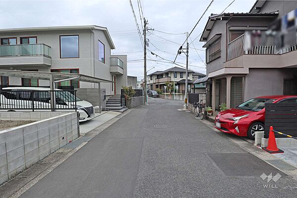 物件の南側前面道路（東側から）［2025年10月24日撮影］