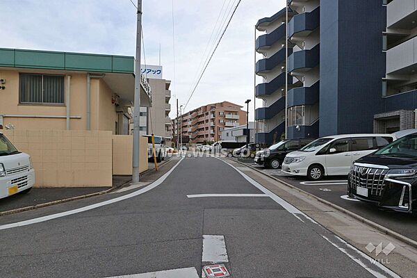 敷地北東側の前面道路（北西側から）