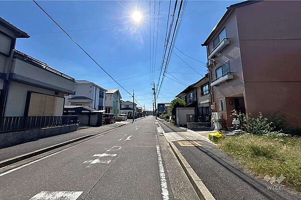 物件の東側前面道路（北側から）［2026年10月11日撮影］