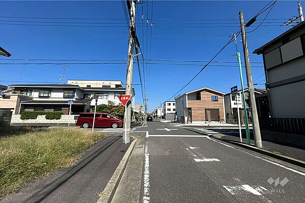物件の東側前面道路（南側から）［2026年10月11日撮影］