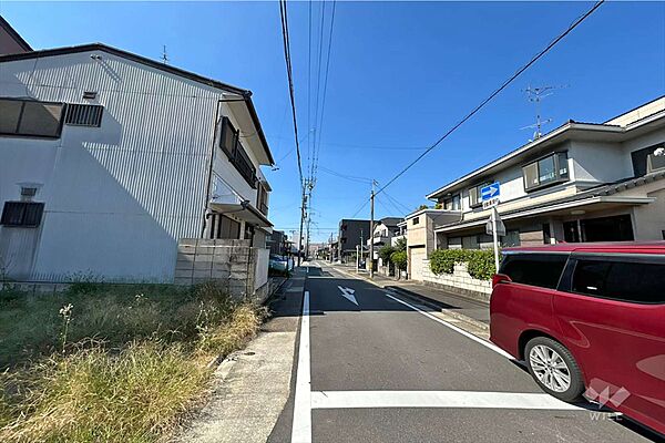 物件の北側前面道路（東側から）［2026年10月11日撮影］
