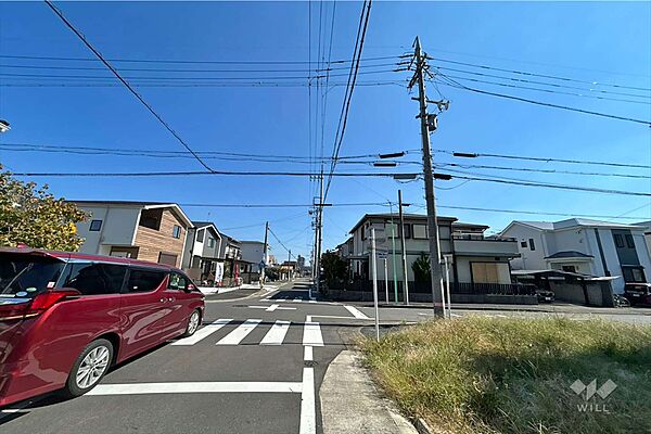 物件の北側前面道路（西側から）［2026年10月11日撮影］