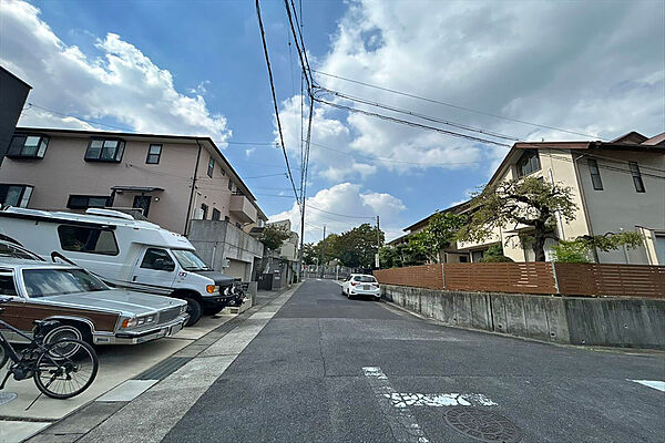 物件の北側前面道路（東側から）［2026年10月10日撮影］
