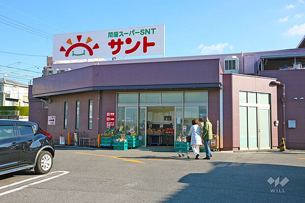 物件から徒歩18分に位置するスーパーマーケット。営業時間は8:00〜18:00です。駐車場も整備されています。