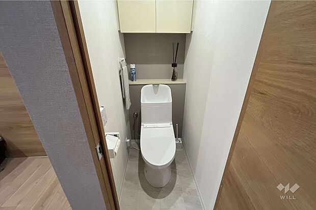 トイレは温水洗浄機能便座付き！収納棚も上部についているので、収納性も高く便利ですね！