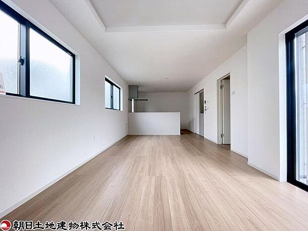 白を基調とした洗練されたデザイン、シンプルで上品な印象のリビングです。