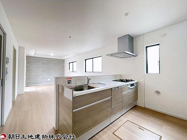 お子様がリビングで遊ぶ様子をキッチンから見守れる、安心の間取りです!