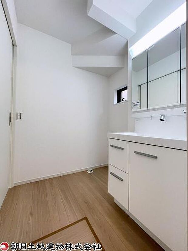 三面鏡タイプの洗面台で、身だしなみチェックもバッチリ!使い勝手も良好です。