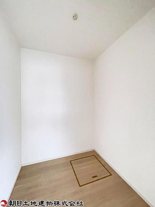 部屋をまわってそれぞれの個室のクローゼットにしまう手間がはぶけて便利なファミリークローク。