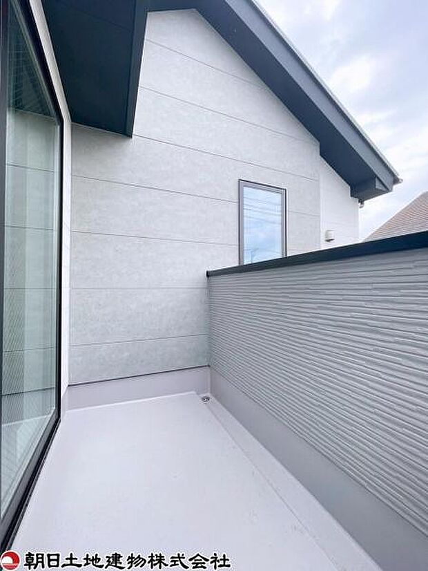 日当たりのよい住宅エリアですので、多くの陽光が降り注ぎ、室内には陽だまりを生み出してくれます。