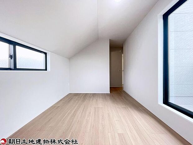 ゆったりサイズの主寝室は、ベッドやドレッサーを置いても余裕の広さ!落ち着いた眠りの時間を。