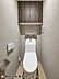 トイレ：落ち着いた色調で統一された、上部収納付きの清潔感あふれるトイレです。