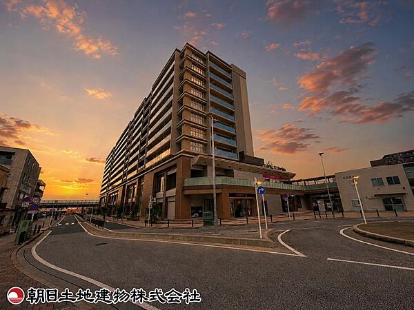相鉄本線「瀬谷」駅へは、ペデストリアンデッキを利用して快適にアクセス。駅前ならではの利便性と、雨の日でも移動しやすい快適なアプローチが魅力です。