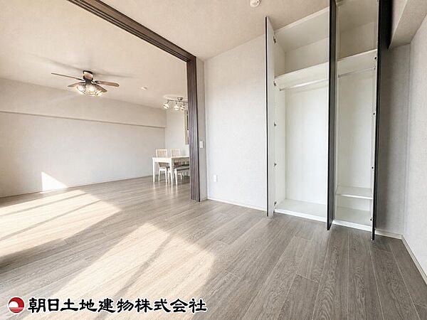 南向きの明るい陽射しが差し込む、心地よく過ごせる住空間です。