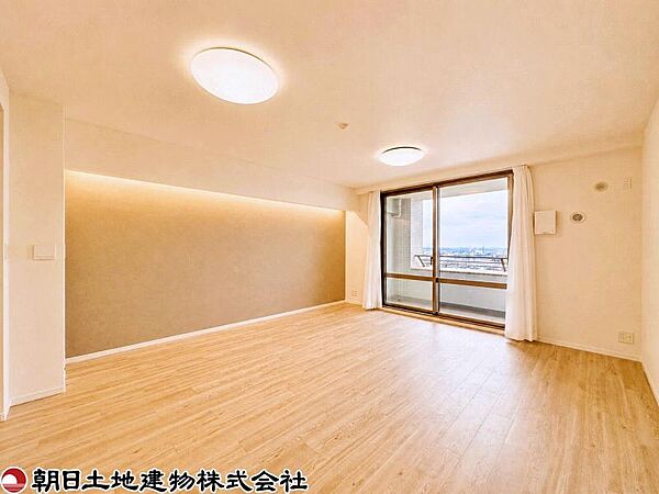 ご家族みんなが自然と集まるリビング！陽当たりも良く、明るく開放的な空間です。