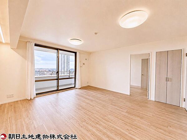 リビングに面した窓から差し込む光が、毎日の暮らしをふんわりと包んでくれます。