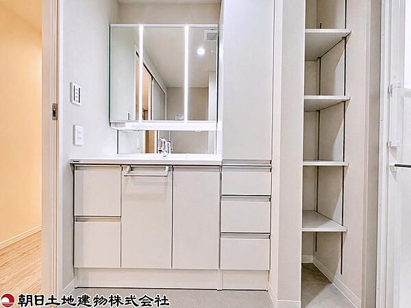 オリジナリティがあり、家具のような洗面化粧台を採用しています。