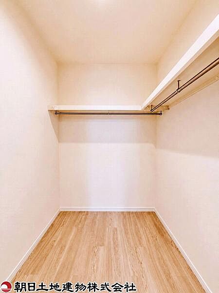 収納棚がしっかりと配置されており、バッグや帽子、小物類をきちんと整理でき、とても使いやすいです。