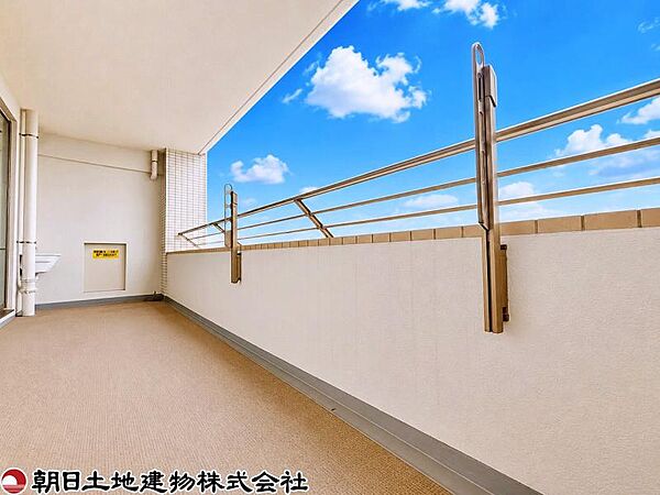 日当たりのよい住宅エリアですので、多くの陽光が降り注ぎ、室内には陽だまりを生み出してくれます。