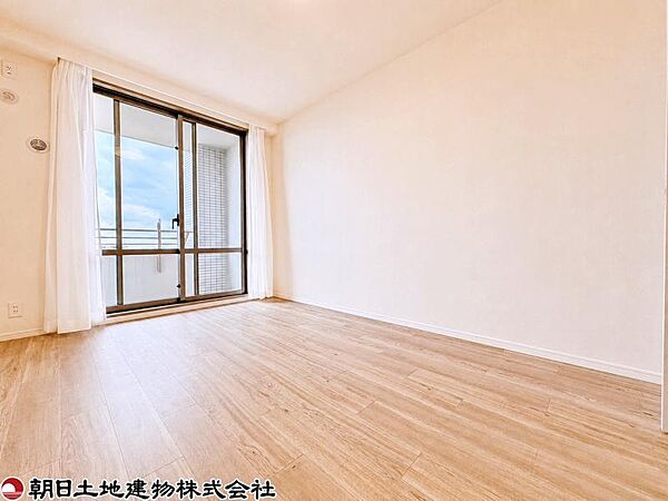 1日の始まりを明るい陽射しをたっぷりと受けるこのお部屋でスタートできる悦びを感じてください。