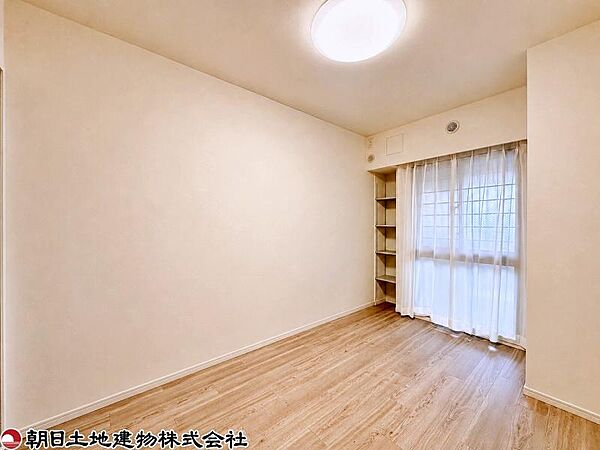 落ち着きのある寝室で、1日の疲れをゆっくり癒せる空間です。