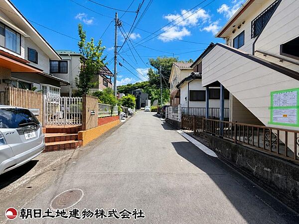 前面道路は幅員約4.7mを確保しており、お車の出し入れもスムーズです。