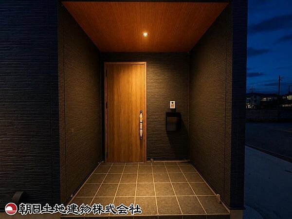 住まいの第一印象を決めるエントランスは、シンプルながらも高級感あふれるデザインに仕上げました。