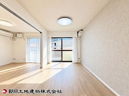 リビングに面した窓から差し込む光が、毎日の暮らしをふんわりと包んでくれます。