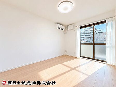 落ち着きのある寝室で、1日の疲れをゆっくり癒せる空間です。