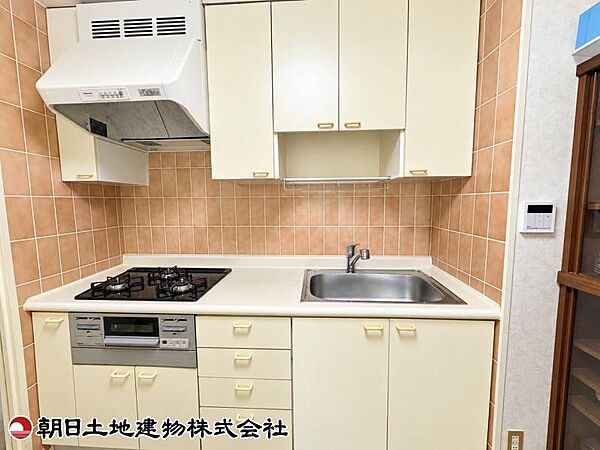 お料理に便利な3口コンロ。収納スペースも多く収納場所にも困りません。