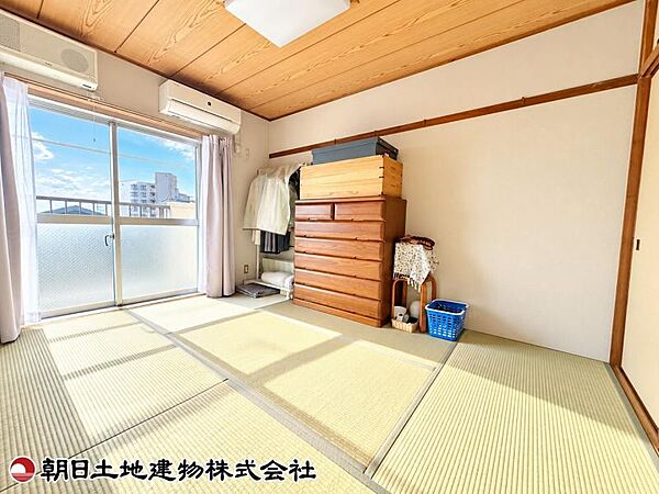 南向きの窓からたっぷりと陽光が差し込む、明るく心地よい和室です。