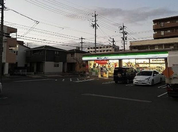 ファミリーマート中川西伏屋店 210m