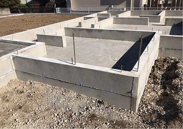02.ベタ基礎工法ベタ基礎は地面全体を基礎で覆うため、建物の荷重を分散して地面に伝えることができ、不動沈下に対する耐久性や耐震性を向上することができます。