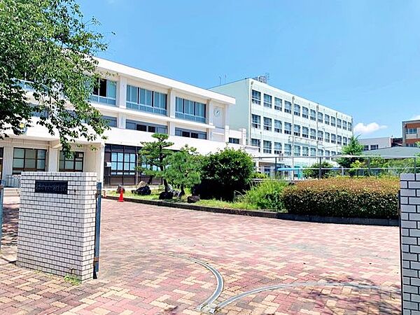 一柳中学校■地域清掃や職場体験学習などを通じて「地域とのかかわりに対する意識」「ボランティア意識の高揚」にも努めています。 350m