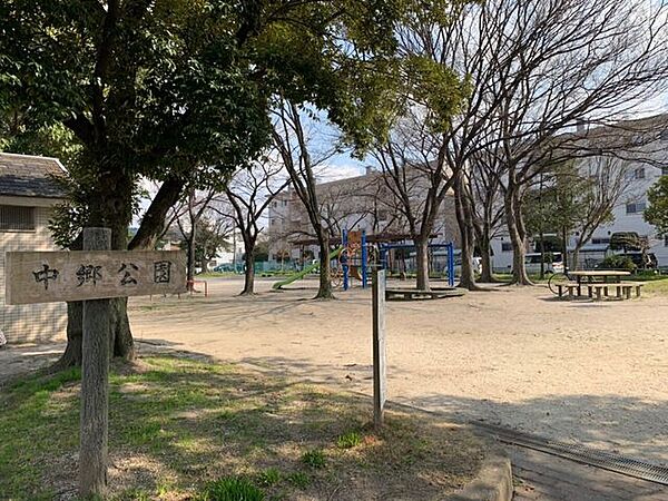 中郷公園■緑いっぱいの自然に囲まれた公園です。お父さんの休日には運動用具をもってキャッチボールしたり、サッカーしたりと幅広い遊びを可能にしてくれます。 350m