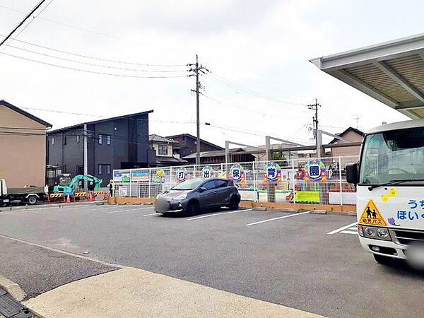打出保育園■園児を野菜や花の栽培・収穫に参加させることにより、 自然の恵みと触れ合う機会を作っています。また、ECC講師による英語教室を日常保育カリキュラムに入れています。 600m