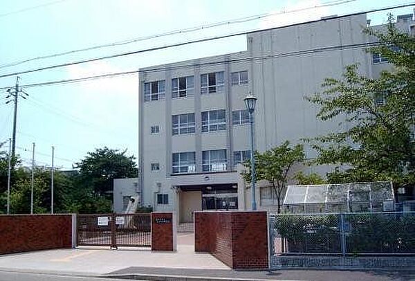 はとり中学校■礼儀を重んじ、「思いやりの心」をもち、自主的に行動できる生徒の育成を教育目標として掲げています。 1440m