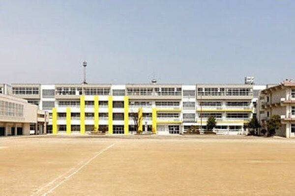 大治中学校■修学旅行や野外学習など様々な行事を行っており、職場体験学習など、学活や総合の時間を使って「働くこと」についてより深く学習していく機会を設けています。 400m