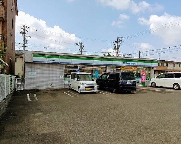 ファミリーマート大治北間島店■「あなたとコンビに」ファミリーマート。24時間営業のコンビニは生活環境に欠かせません♪Tカードなどがご利用いただけます！ 710m