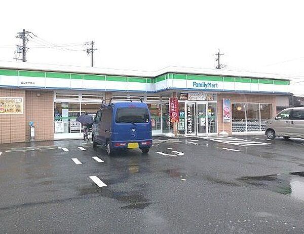ファミリーマート甚目寺平島店■「あなたとコンビに」ファミリーマート。24時間営業のコンビニは生活環境に欠かせません♪Tカードなどがご利用いただけます！ 400m