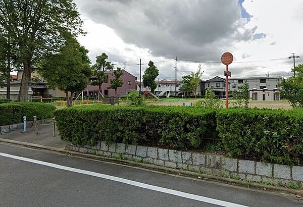 大縄公園■緑いっぱいの自然に囲まれた公園です。お父さんの休日には運動用具をもってキャッチボールしたり、サッカーしたりと幅広い遊びを可能にしてくれます。 630m