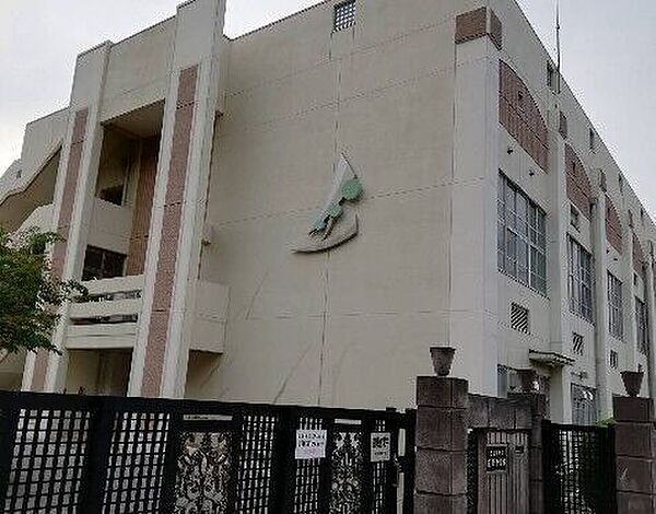 名古屋市立名塚中学校■修学旅行や野外学習など様々な行事を行っており、職場体験学習など、学活や総合の時間を使って「働くこと」についてより深く学習していく機会を設けています。 750m
