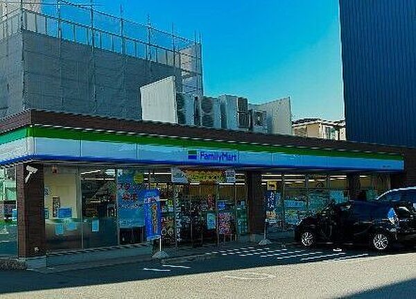 ファミリーマート城西三丁目店■「あなたとコンビに」ファミリーマート。24時間営業のコンビニは生活環境に欠かせません♪Tカードなどがご利用いただけます！ 340m